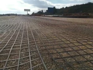 伐採アクセス道路建設-ロシア