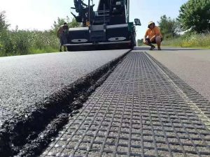 Einbau von Asphaltbewehrung aus Glasfasergeogittern Einbau von Asphaltbewehrung aus Glasfasergeogittern