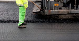 Asphaltbefestigung Einbau von Glasfasergeogittern2 Asphaltbefestigung Einbau von Glasfasergeogittern2